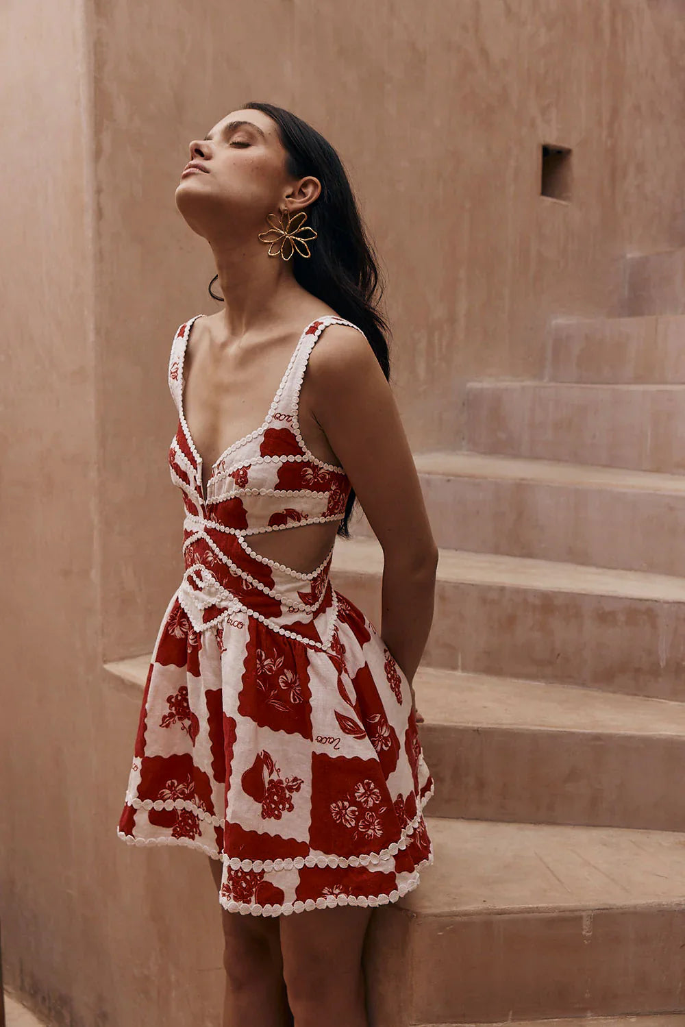 Juna | Robe Courte Fleurie à Découpes et Bretelles