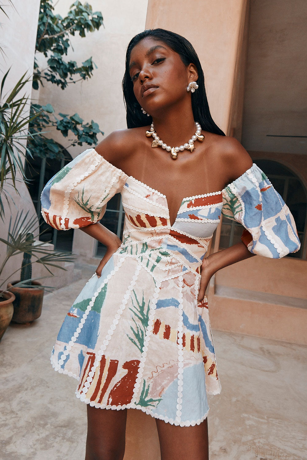 Juna | Robe Courte Fleurie à Découpes et Bretelles