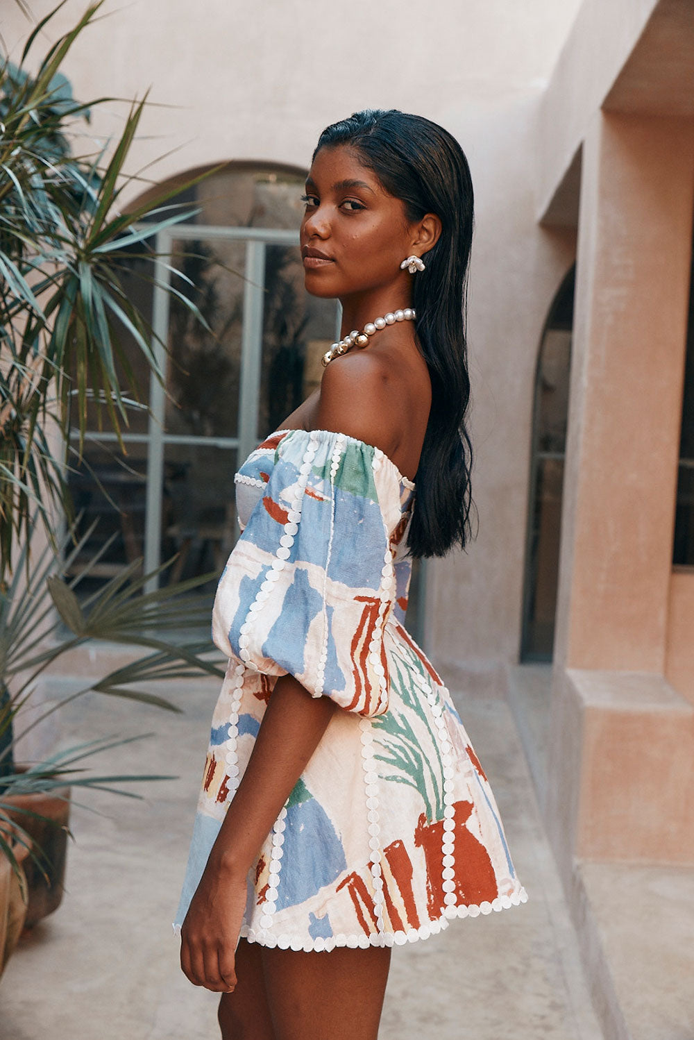 Juna | Robe Courte Fleurie à Découpes et Bretelles