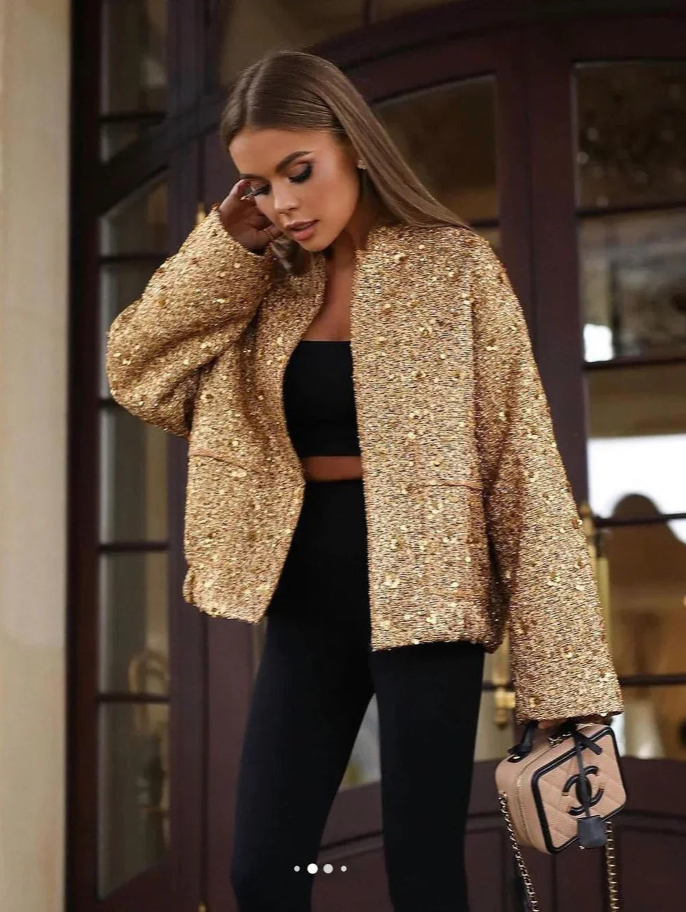 JELKA I VESTE ÉLÉGANTE QUI ATTIRE LE REGARD