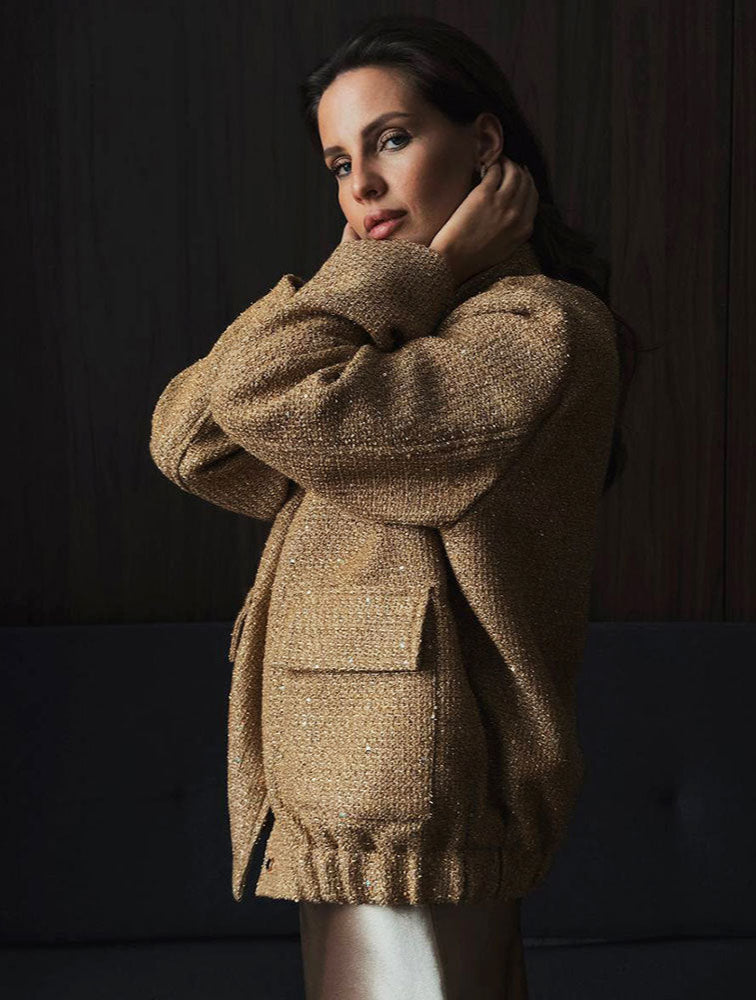 JELKA I VESTE ÉLÉGANTE QUI ATTIRE LE REGARD