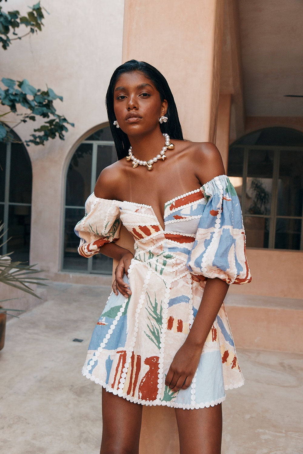 Juna | Robe Courte Fleurie à Découpes et Bretelles