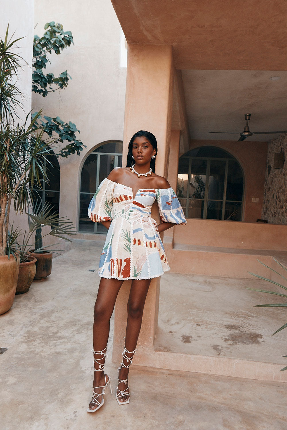 Juna | Robe Courte Fleurie à Découpes et Bretelles