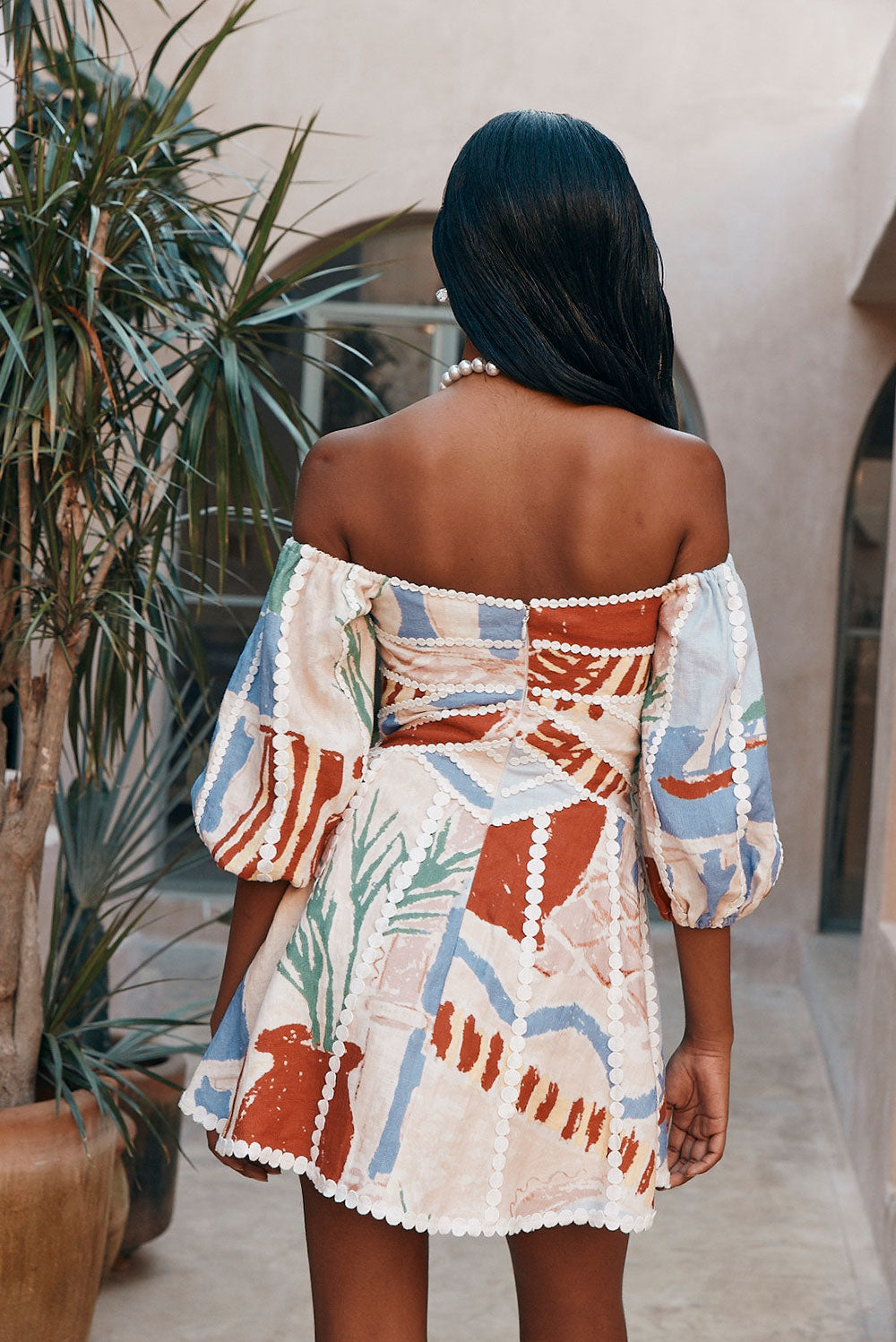 Juna | Robe Courte Fleurie à Découpes et Bretelles